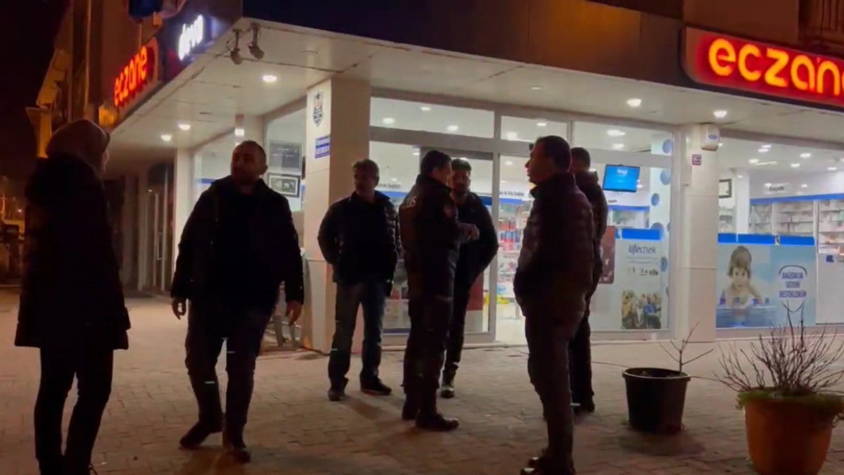 Bursa'da eczacıyı tehdit edip polislere saldırdı