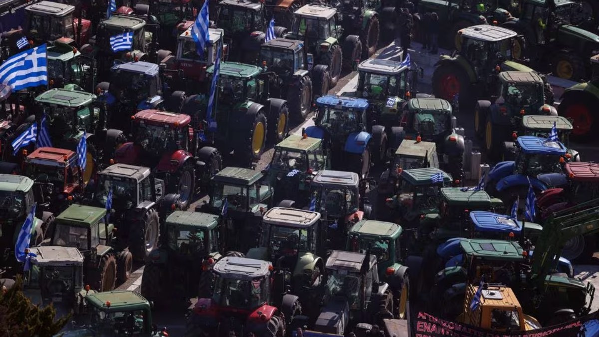 Yunanistan'da çiftçiler yolu trafiğe kapattı