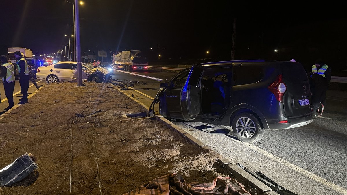Kayseri'de iki otomobil kafa kafaya çarpıştı: 3 ölü