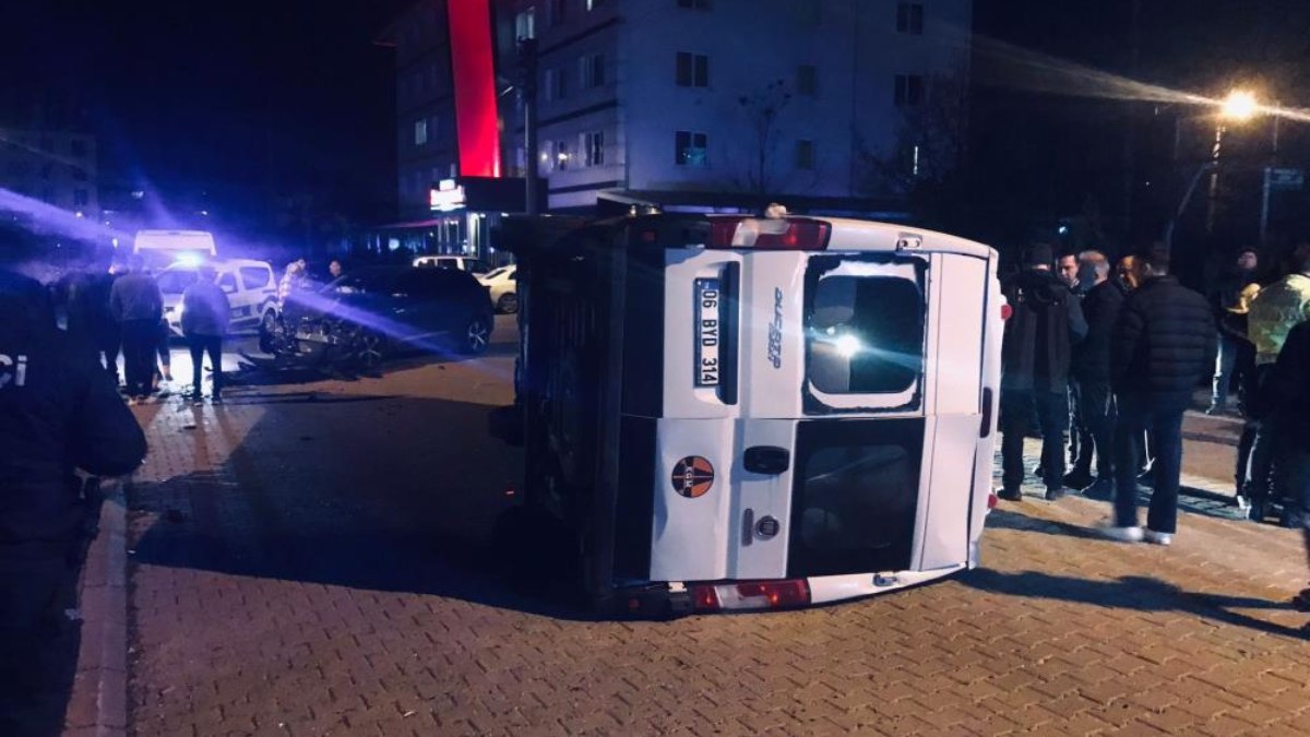 Bolu'da otomobille çarpışan minibüs devrildi: 2 yaralı