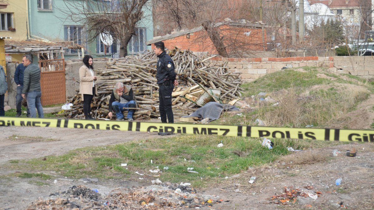 Aksaray'da boş arsada erkek cesedi bulundu