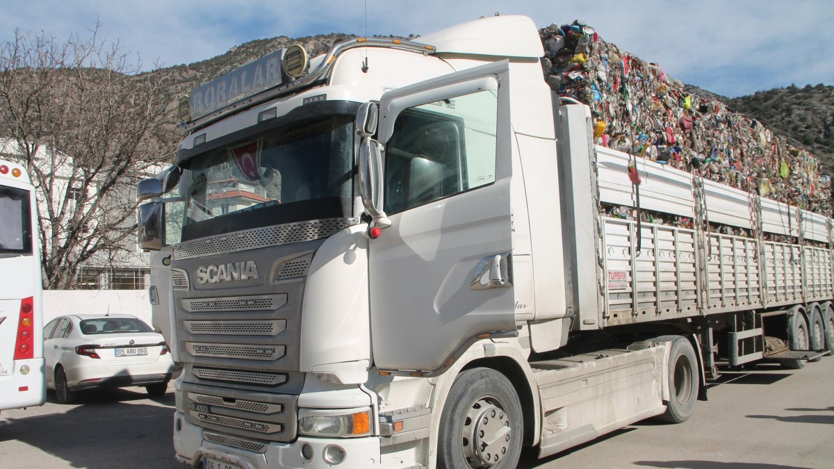 Amasya'da çöp yığınlarının arasından kaçak göçmen çıktı! Sürücü tutuklandı