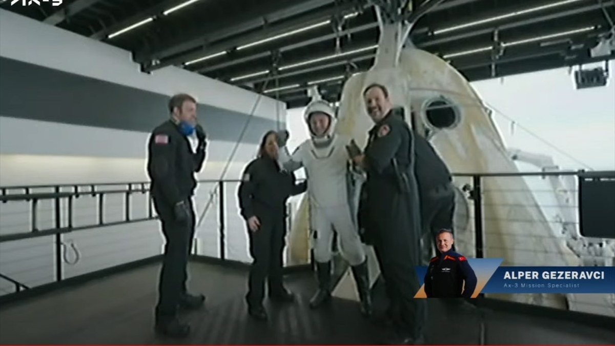 Alper Gezeravcı ve Ax-3 ekibi Dragon Kapsülü'nden çıktılar