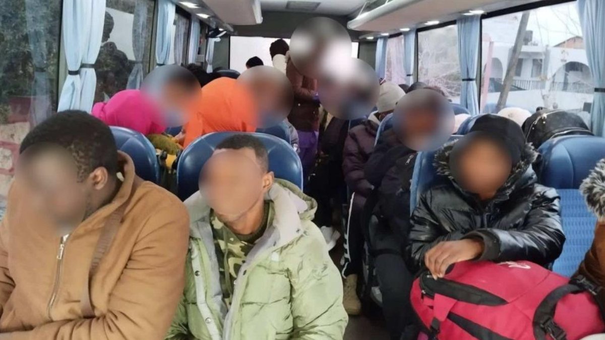 Denizli'de göçmen kaçakçılarına operasyon: 13 kişi yakalandı