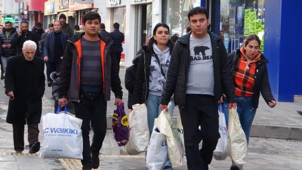 İranlılar Van'a akın etti: 4 günlük tatilde mağazalar doldu