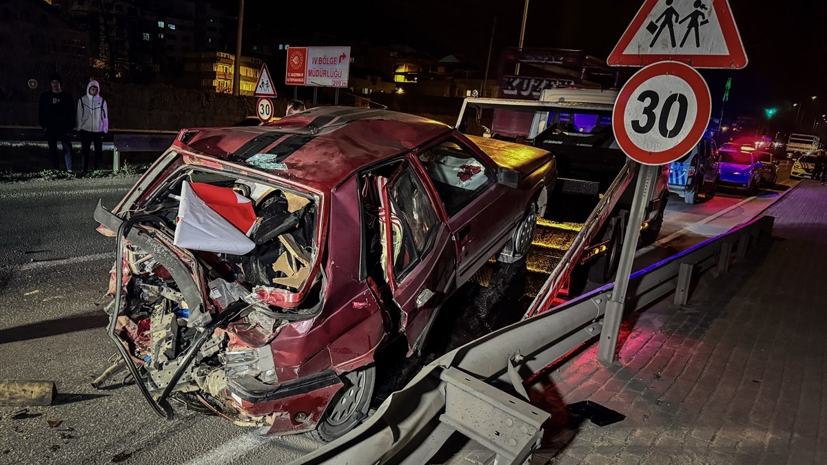 Bursa'da araç lastiği değiştirenlere otomobil çarptı: 1 ölü, 2 yaralı