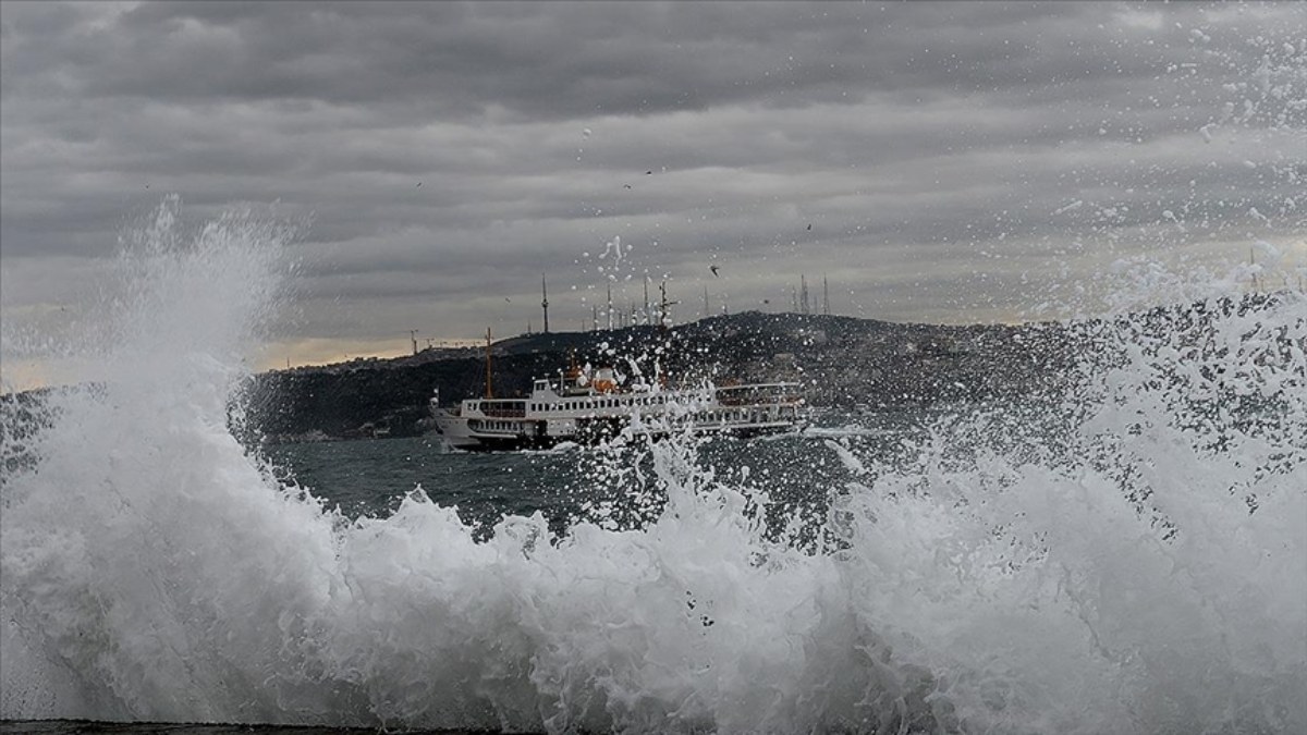İstanbul'da kötü hava şartları bazı vapur seferlerini iptal ettirdi