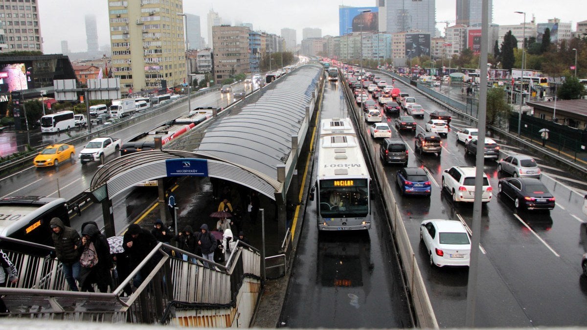 İstanbul güne yağmurla başladı! Trafik durma noktasına geldi