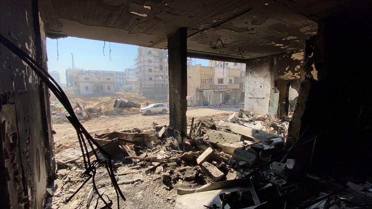 İsrail'in ağır bombardımanı, Gazze sokaklarını enkaza çevirdi