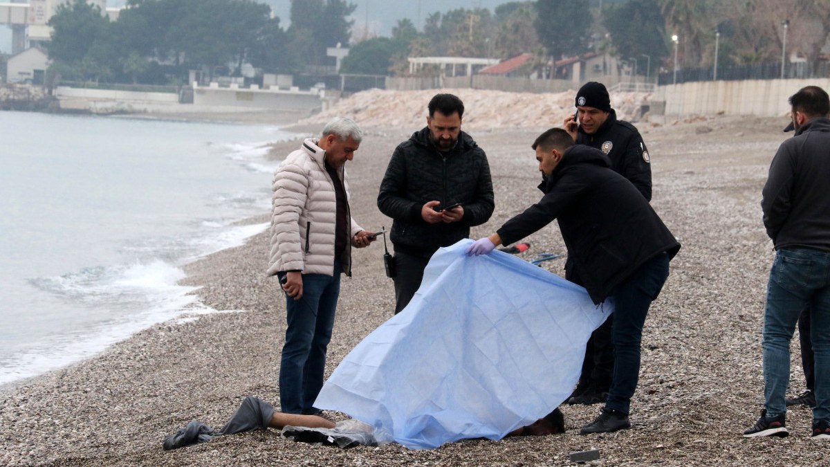 Antalya'da Konyaaltı Sahili'nde erkek cesedi bulundu