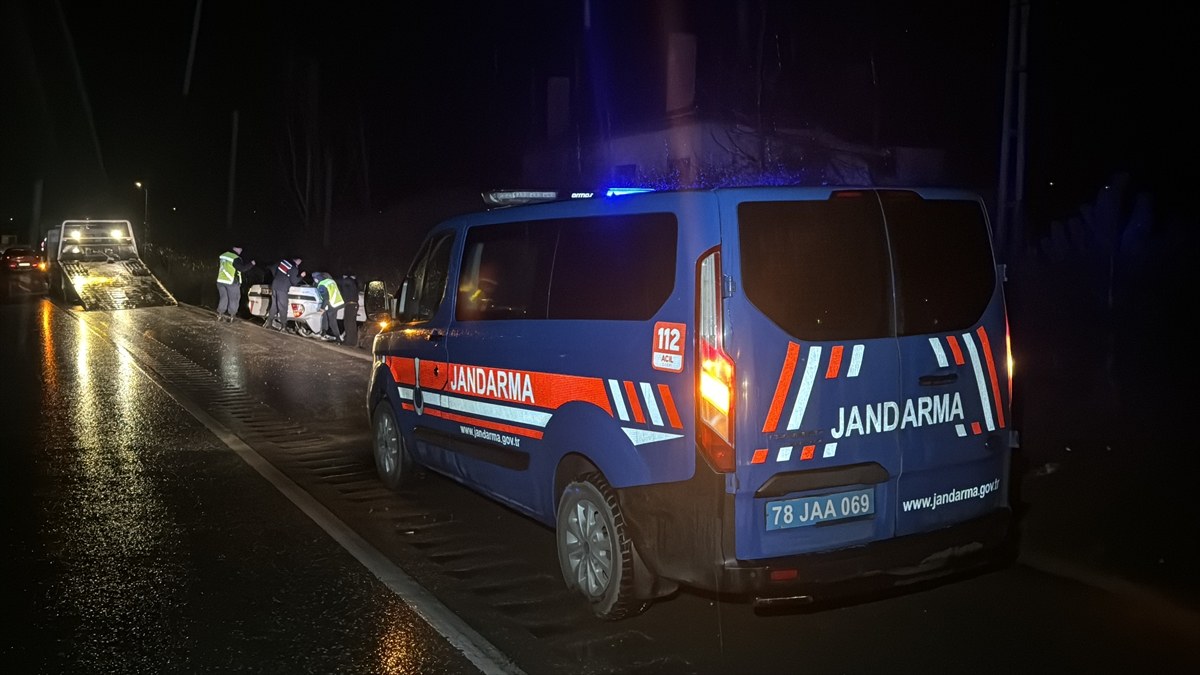 Karabük'te takla atan otomobildeki 2 kişi yaralandı