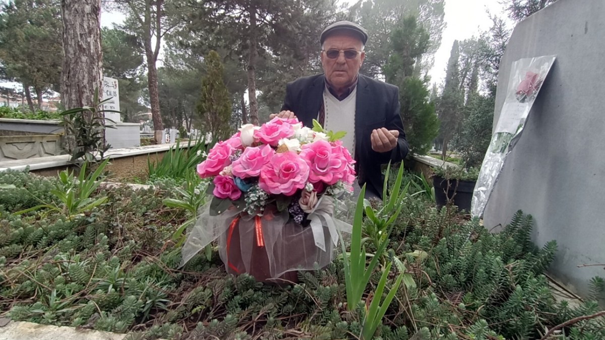 Sakarya'da vefat eden karısını her Sevgililer Günü'nde mezarında çiçeklerle anıyor