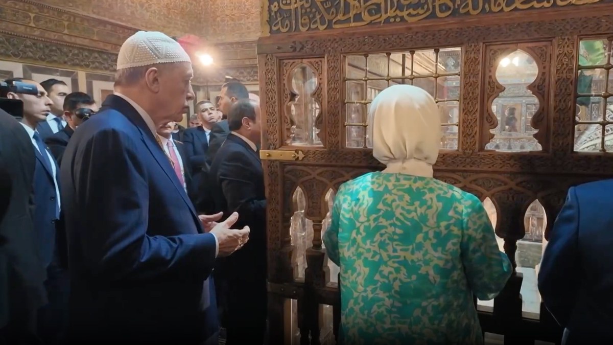 Cumhurbaşkanı Erdoğan, Mısır'dan ayrılmadan önce İmam Şafi Türbesi'ni ziyaret etti