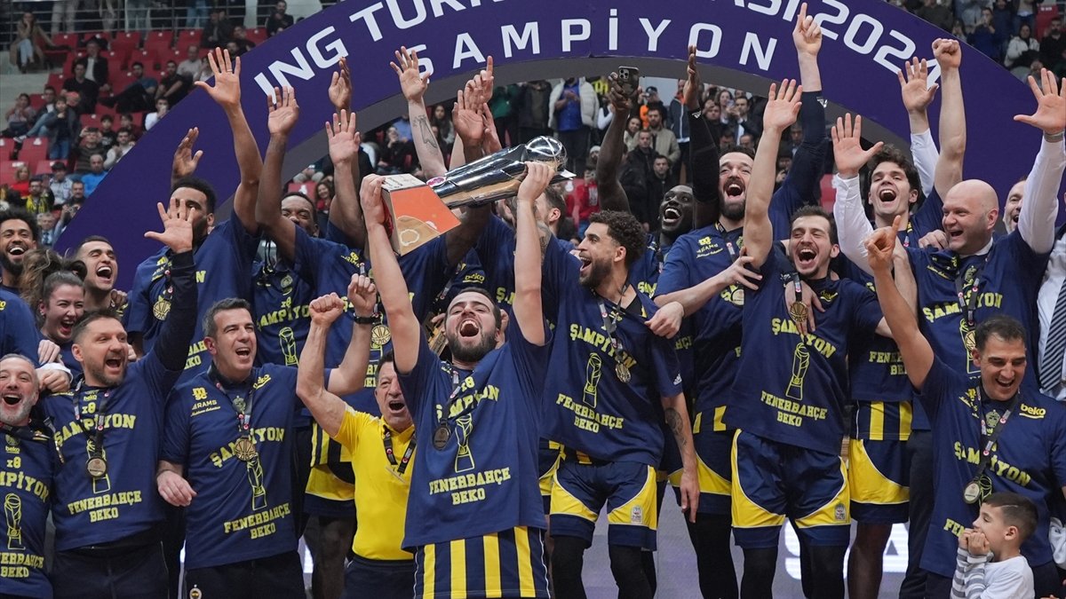 Anadolu Efes'i yenen Fenerbahçe, Türkiye Kupası'nı kazandı