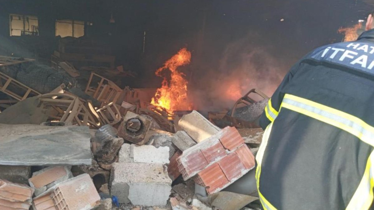 Hatay'da sanayide bulunan iş yeri cayır cayır yandı