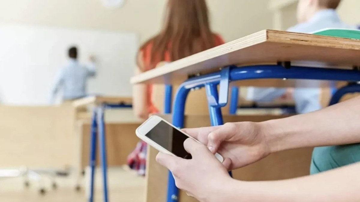 İngiltere öğrencilerin okullarda cep telefonu kullanımını yasaklayacak