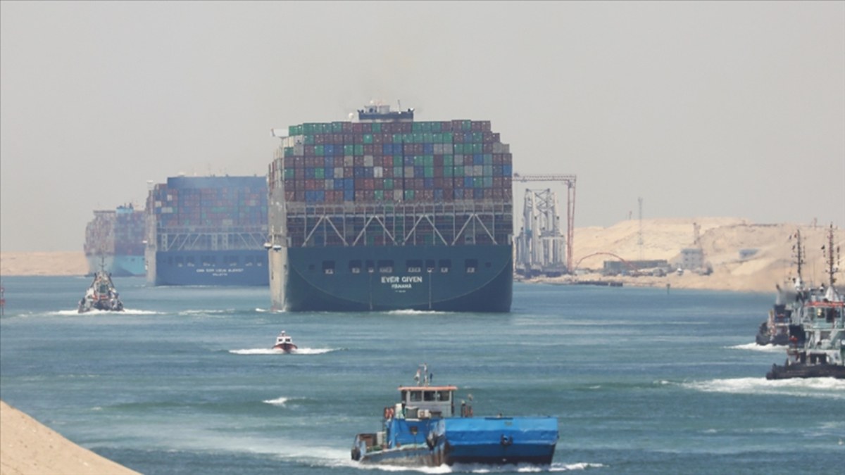 Sisi duyurdu! Mısır'ın Süveyş Kanalı geliri yüzde 50 azaldı