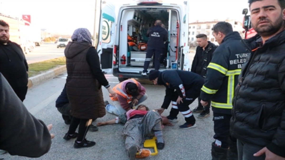 Afyonkarahisar'da işçi servisiyle tır çarpıştı: 14 yaralı