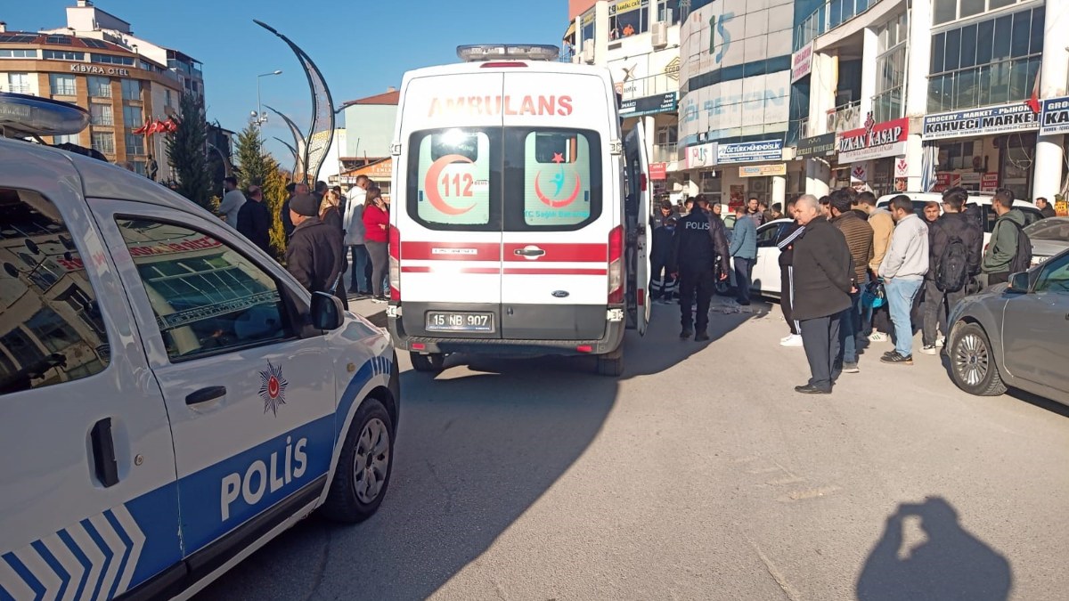 Burdur'da motosiklet yayaya çarptı: 2 yaralı