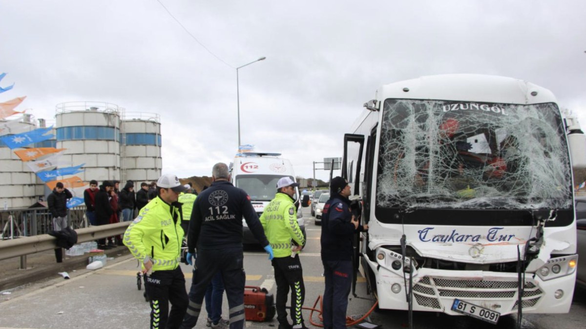 Trabzon'da midibüs tıra arkadan çarptı: 6 yaralı