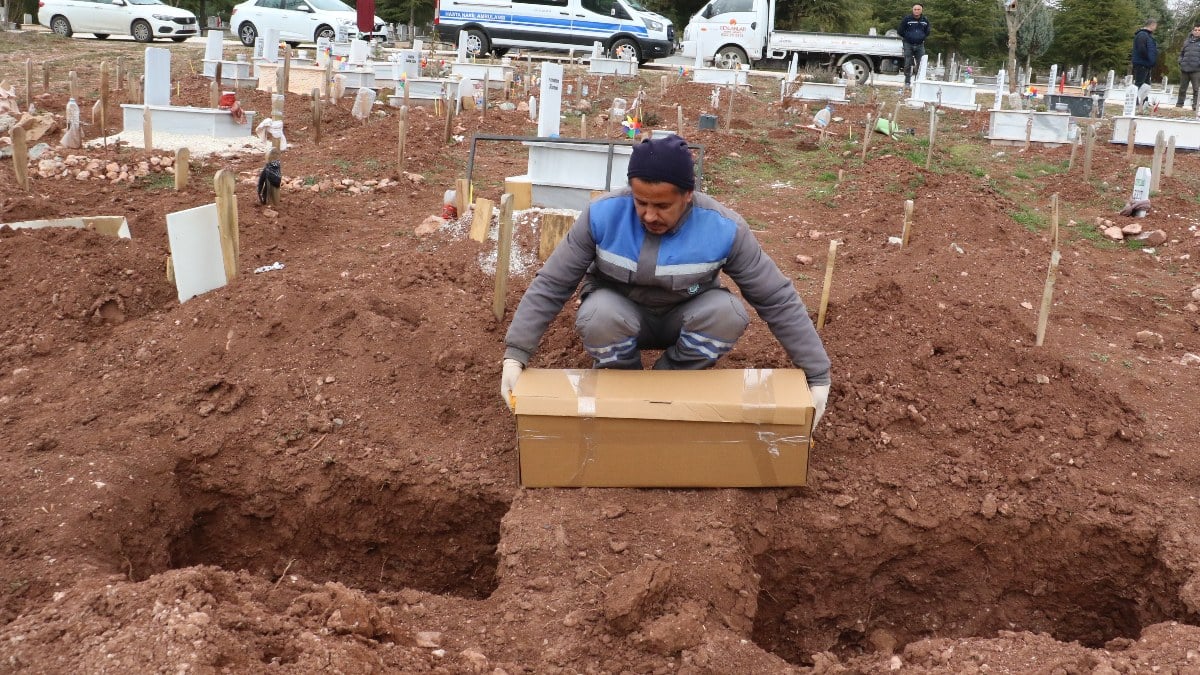 Eskişehir'de çöpte bulunan bebek, kimsesizler mezarlığına gömüldü
