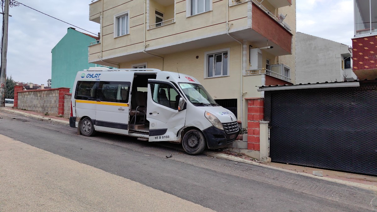 Bursa'da okula servisi ticari araçla çarpıştı: 5'i öğreni 7 yaralı