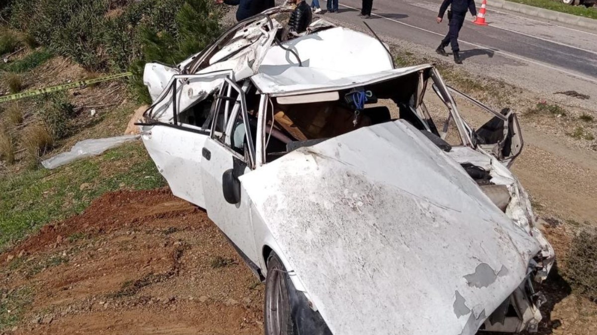 Mersin'de otomobil şarampole yuvarlandı: 2 ölü