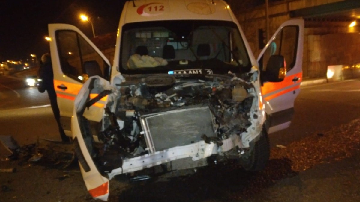 Bilecik'te ambulans ile işçi taşıyan minibüs çarpıştı: 8 yaralı