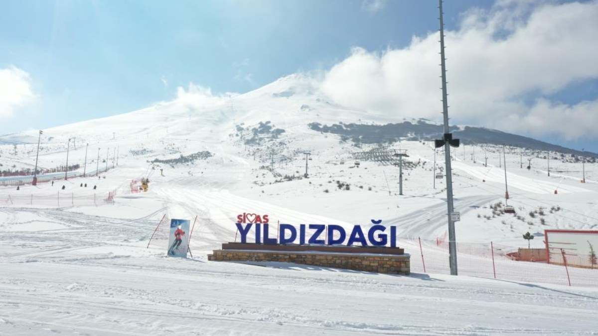 Sivas'ta Yıldız Dağı Kayak Merkezine yağan kar yüzleri güldürdü