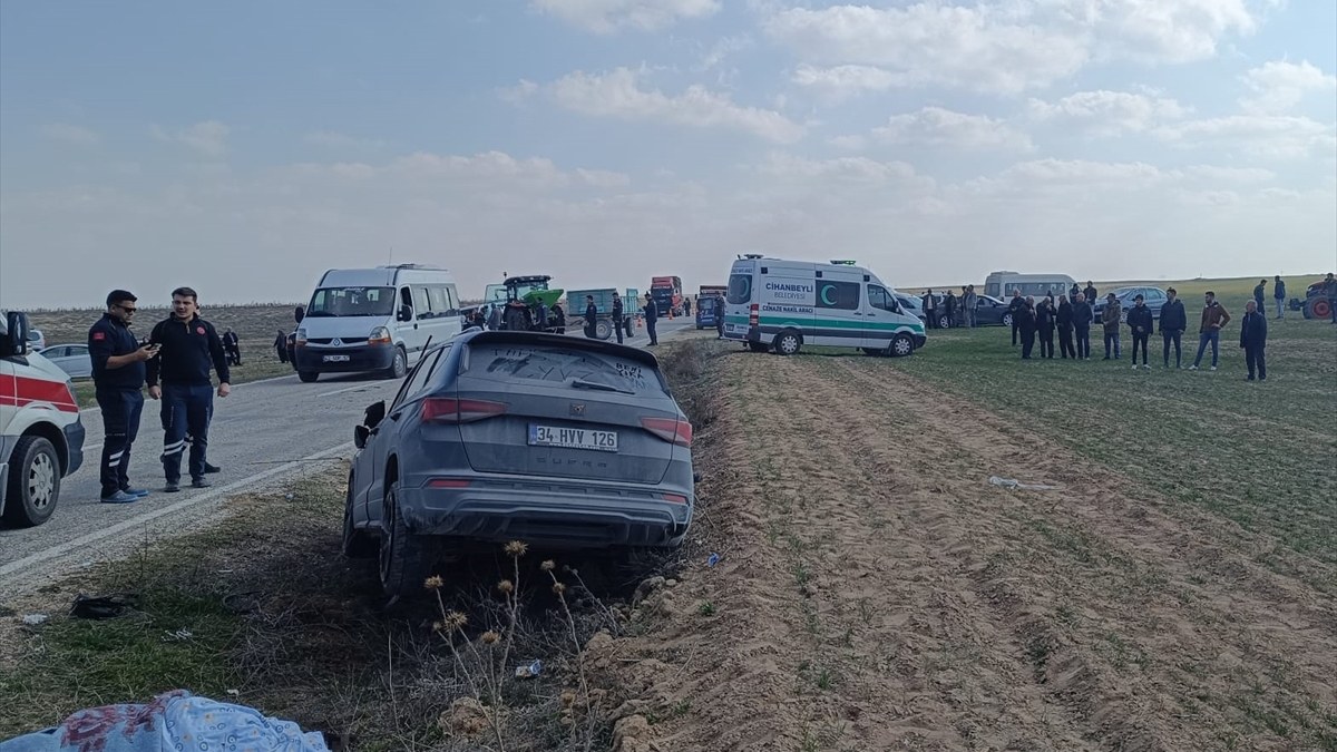 Konya'da otomobil ile traktör çarpıştığı kazada 2 kişi öldü