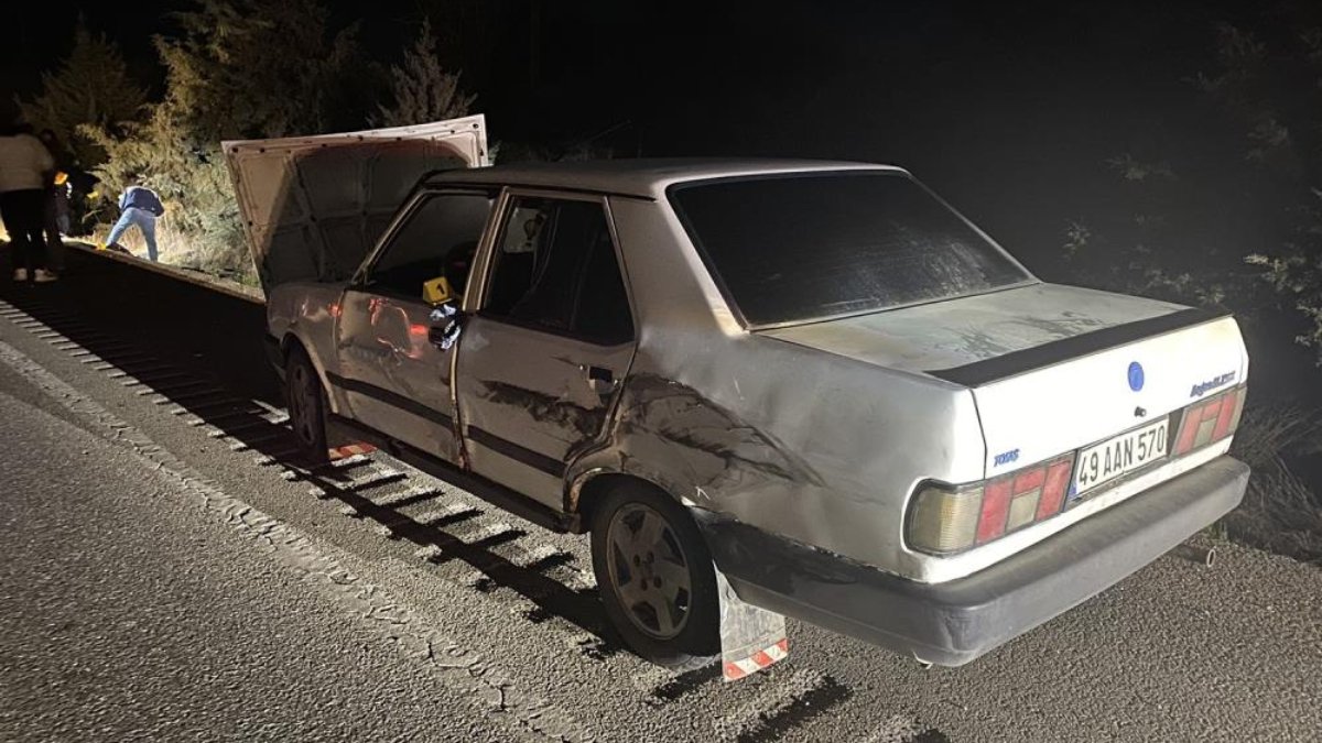Manisa'da kara yolunda arızalanan otomobile tır çarptı: 1 ölü