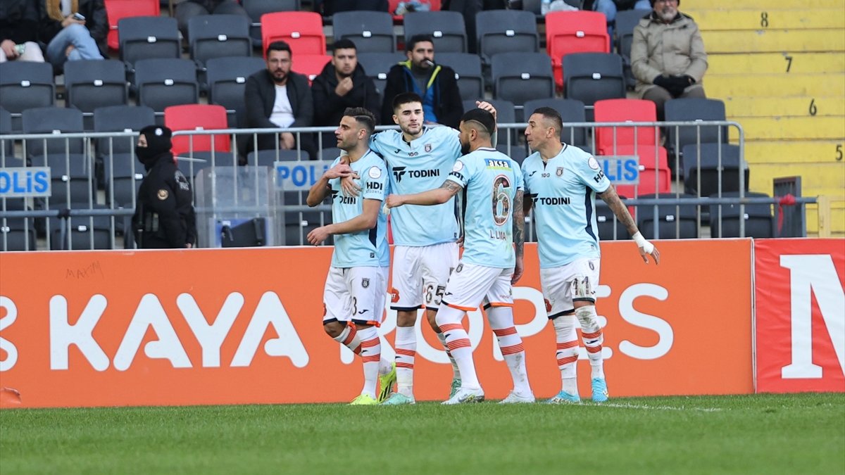 Başakşehir, Gaziantep FK deplasmanında üç puanı aldı! İptal edilen gol maça damga vurdu