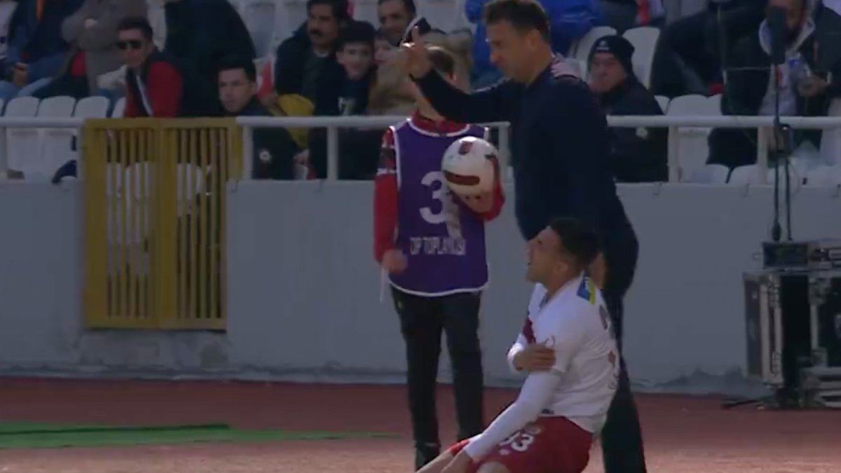 Sivasspor forması giyen Bartuğ Elmaz'ın omzu çıktı
