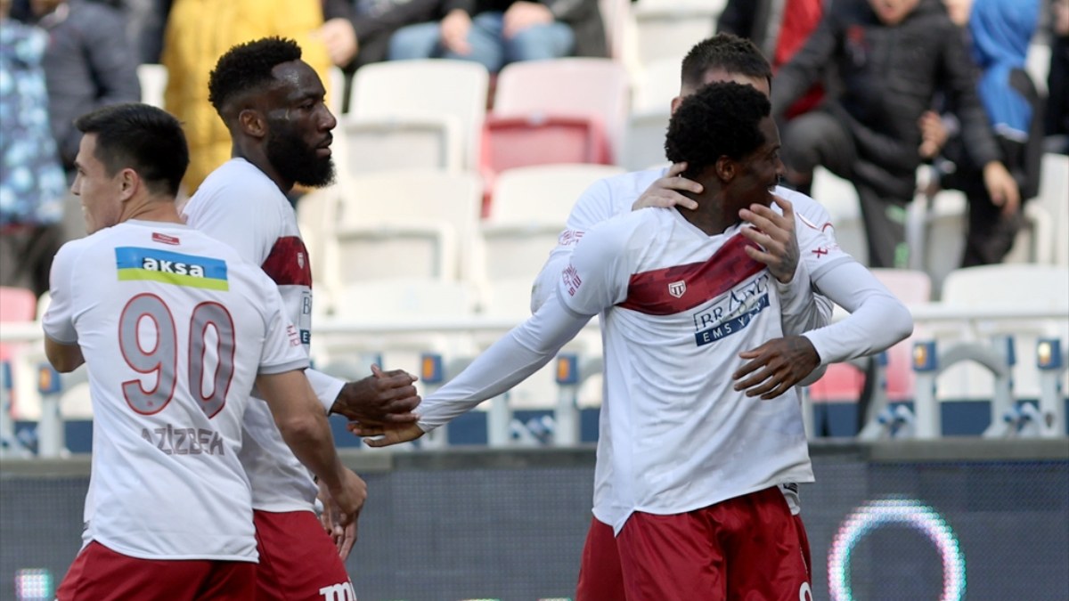 Sivasspor, Pendikspor'u dört golle geçti
