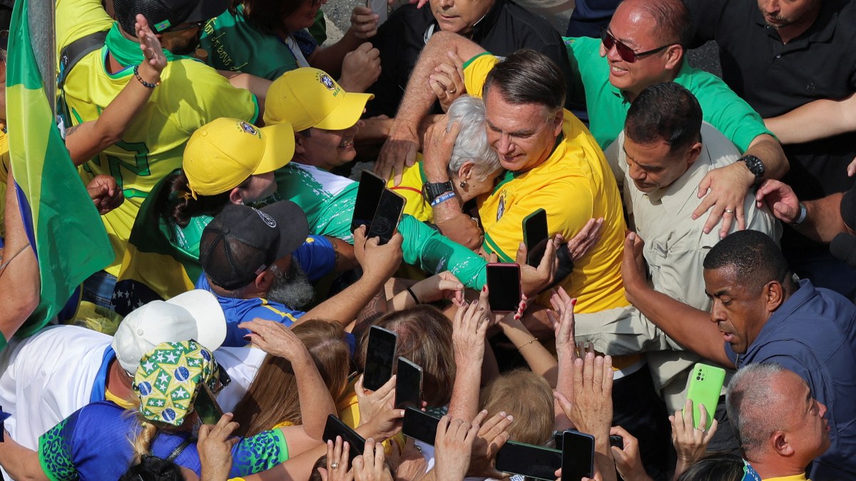 Brezilya'da eski Devlet Başkanı Bolsonaro'nun destekçileri sokakta