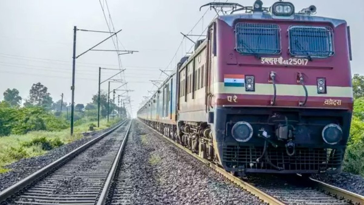 Hindistan'da makinist el frenini çekmeyi unuttu: Yük treni 80 kilometre gitti