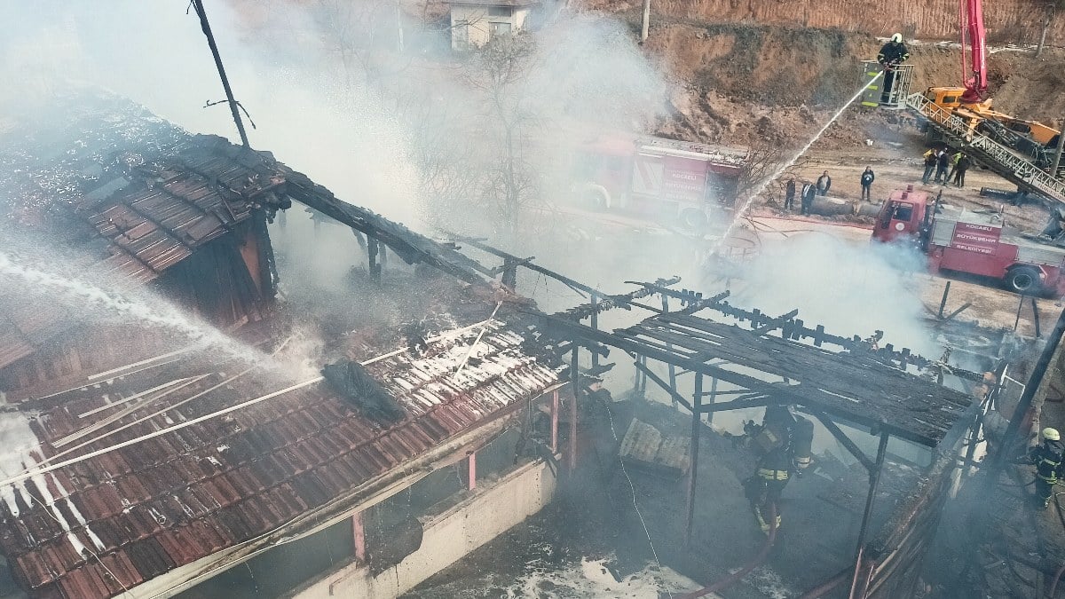 Kocaeli'de yangın: Baba-oğulun yan yana olan evleri yandı