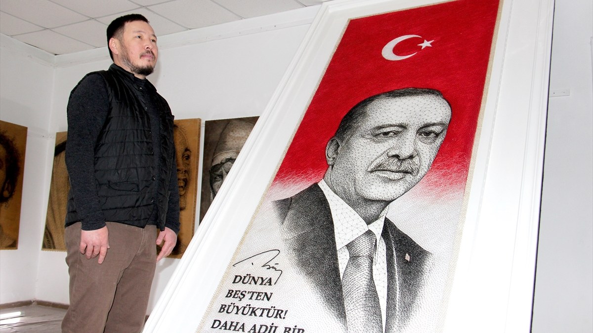Kırgız ressam, 70 bin çivi ve tel ile Cumhurbaşkanı Erdoğan'ın portresini yaptı