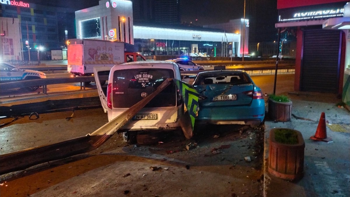 İstanbul'da kontrolden çıkan araç park halindeki taksiye çarptı: 4 yaralı