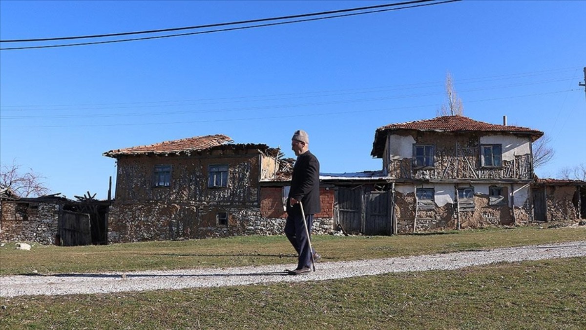 Kütahya'da terk edilmiş köyde, iki yıldır yalnız başına yaşıyor