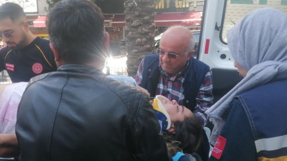Antalya'da yayalara yol vermek için durdu: Kaza geçirdi