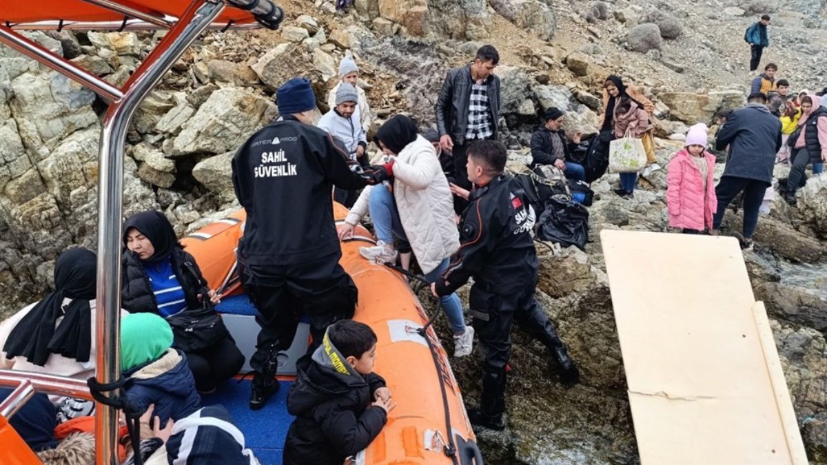 Balıkesir'de Yunanistan'ın ölüme terk ettiği 39 göçmen kurtarıldı