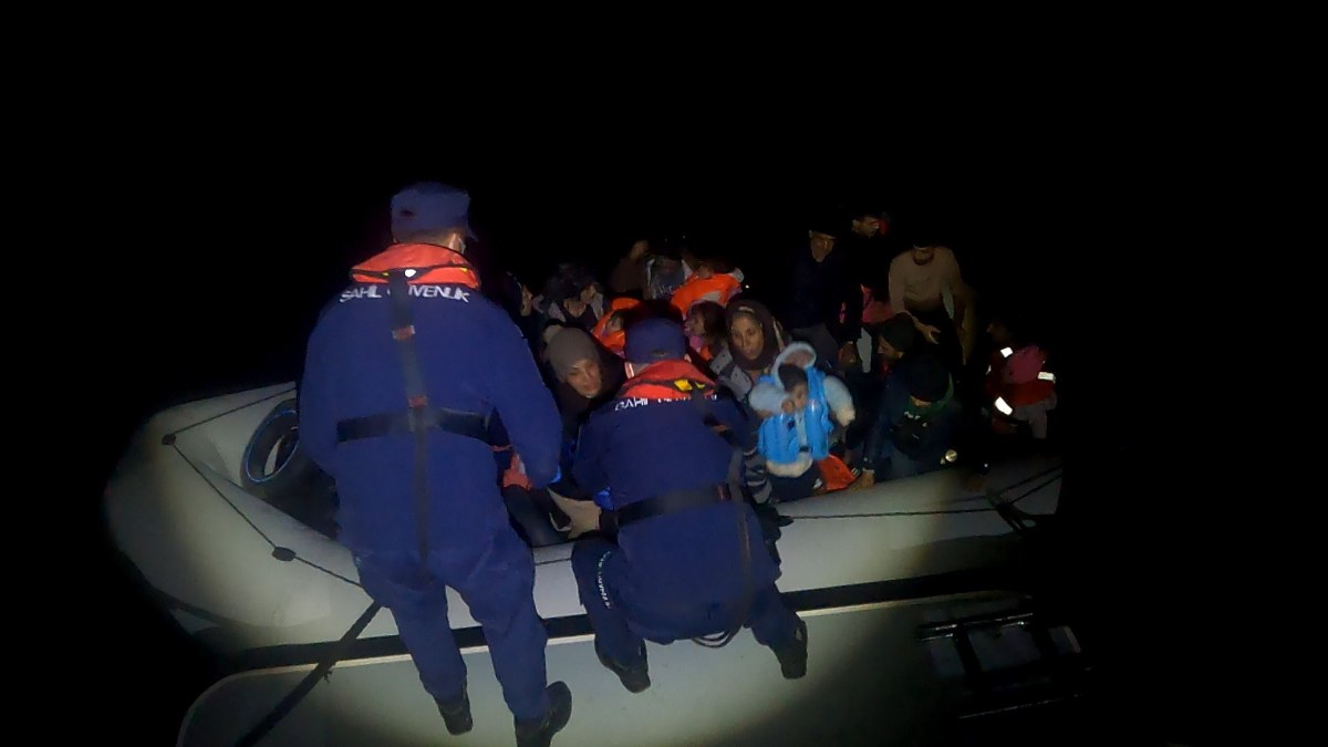 İzmir açıklarındaki 67'si çocuk 145 göçmen karaya çıkartıldı