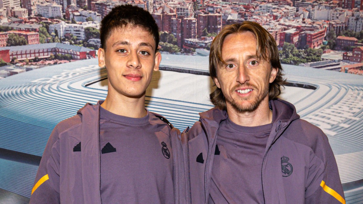 Arda Güler, Luka Modric ile birlikte imza etkinliğine katıldı