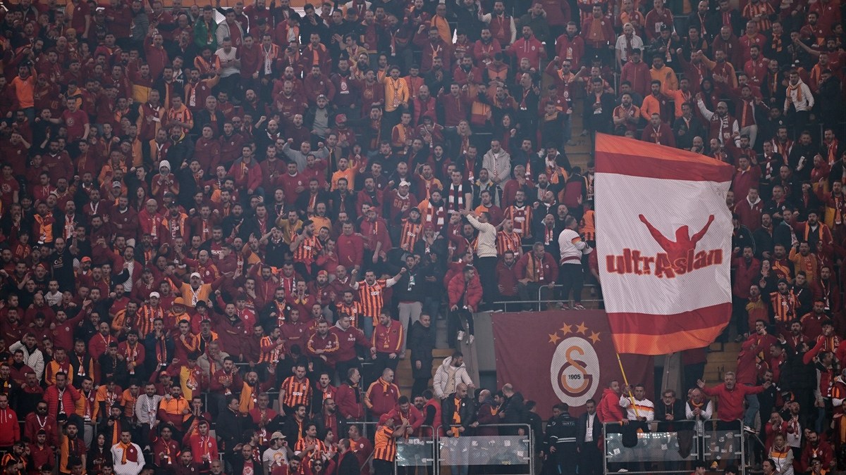 Galatasaray tribünleri: 