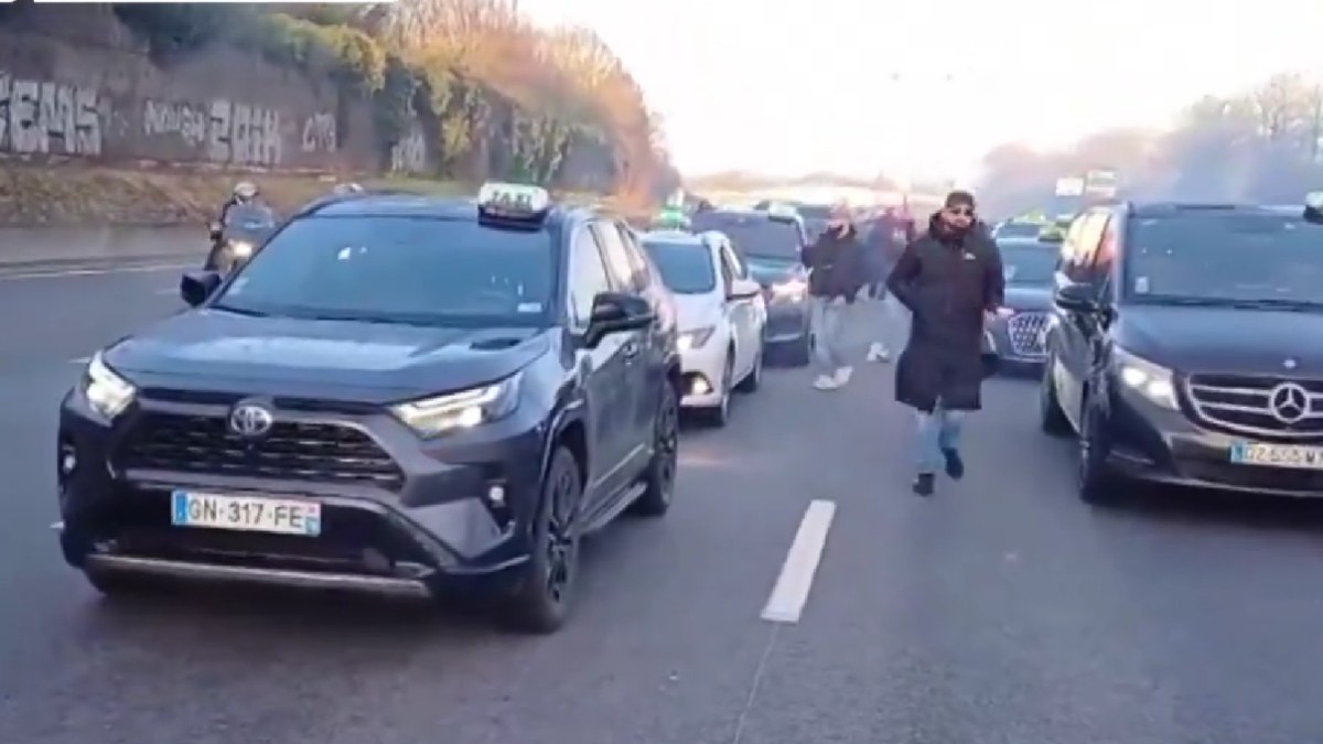 Fransız taksiciler, Paris yolunu trafiğe kapattı