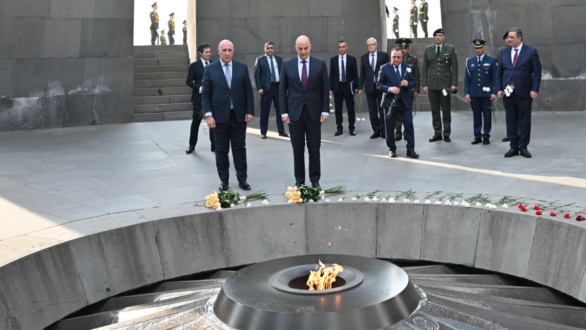 Yunanistan Savunma Bakanı Dendias, sözde 'Ermeni soykırımı anıtı'na gitti
