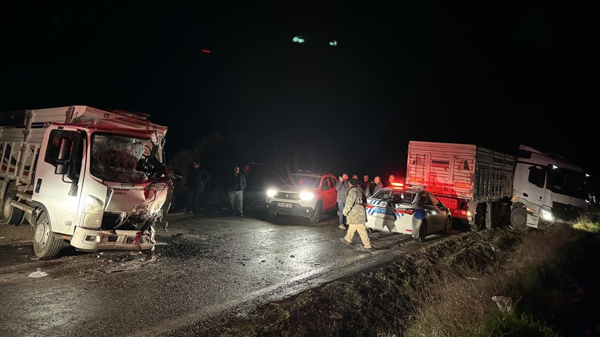 Kilis'te tırla kamyonet çarpıştı: 3 yaralı