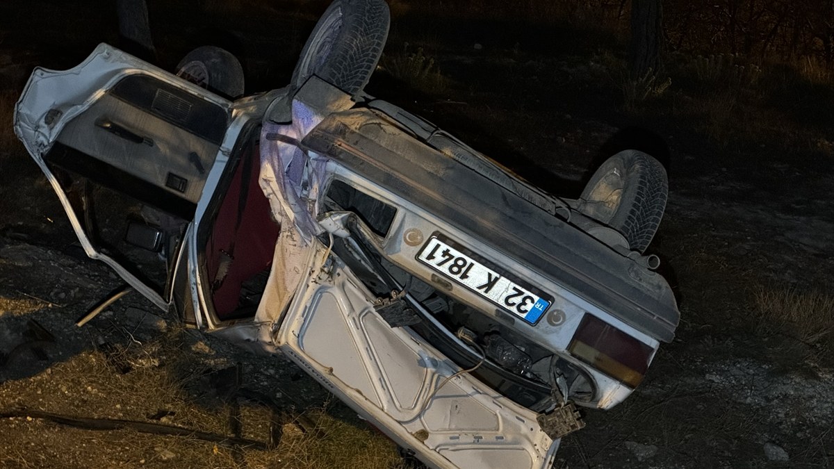 Burdur'da otomobil şarampole devrildi: 1'i ağır 3 yaralı
