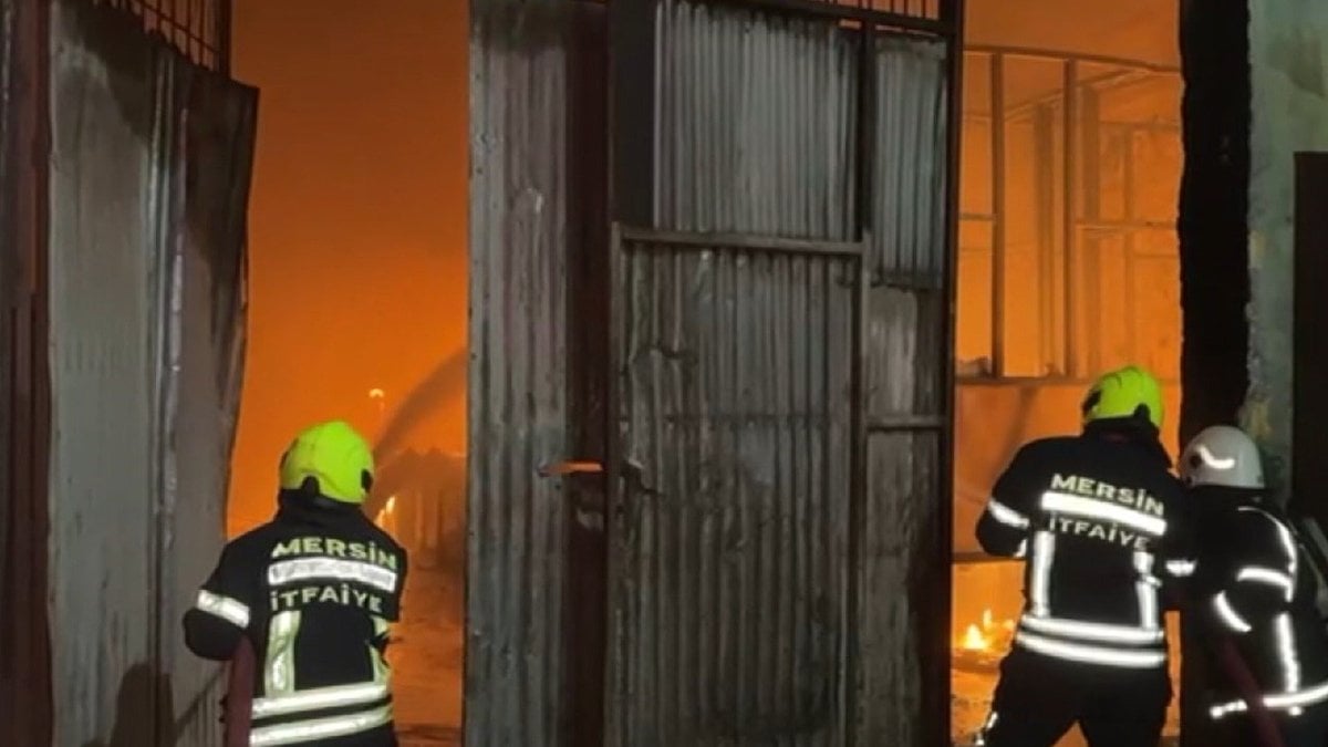 Mersin'de galvaniz kaplama tesisinde yangın